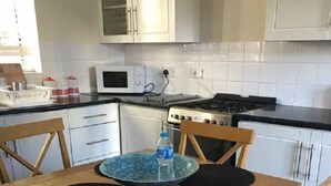 In-room dining - Congleton Grove Vacation House (London)