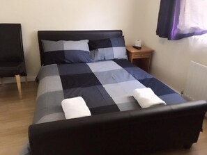 Tabla de planchar con plancha, wifi gratis y ropa de cama 