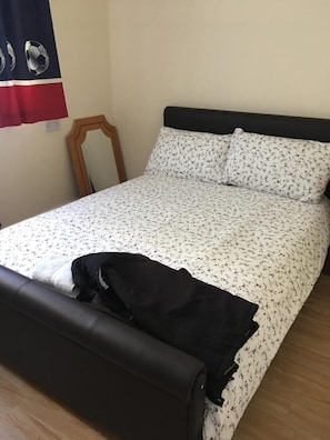 Iron/ironing board, free WiFi, bed sheets - Congleton Grove Vacation House (London)