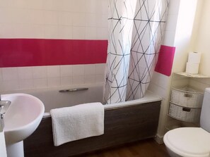 House, 4 Bedrooms | Bathroom | Shower, towels, toilet paper - Congleton Grove Vacation House (London)