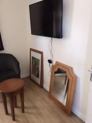 House, 4 Bedrooms | Television - Congleton Grove Vacation House (London)