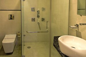 Shower, free toiletries, towels - Hotel Signetic Blue (Bhopal)