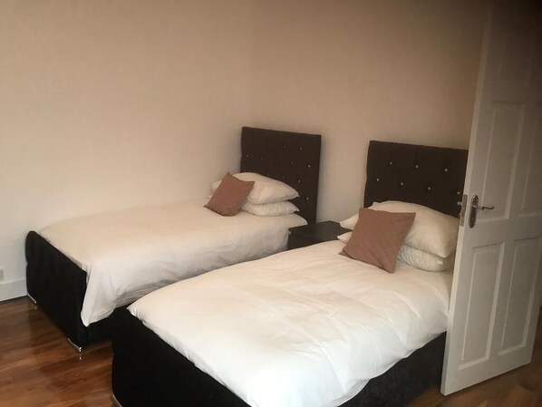 منزل - ٤ غرف نوم | مكواة/لوح كي وواي فاي مجانًا وملاءات أسرّة