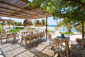 Outdoor dining - ♥ Perfect Family Getaway ♥ with Tropical Pool & Garden (Willemstad)