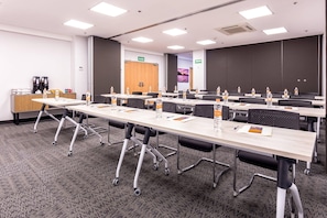 A conference room with multiple tables, chairs, and water bottles. - Comfort Inn Hermosillo Aeropuerto (Hermosillo)