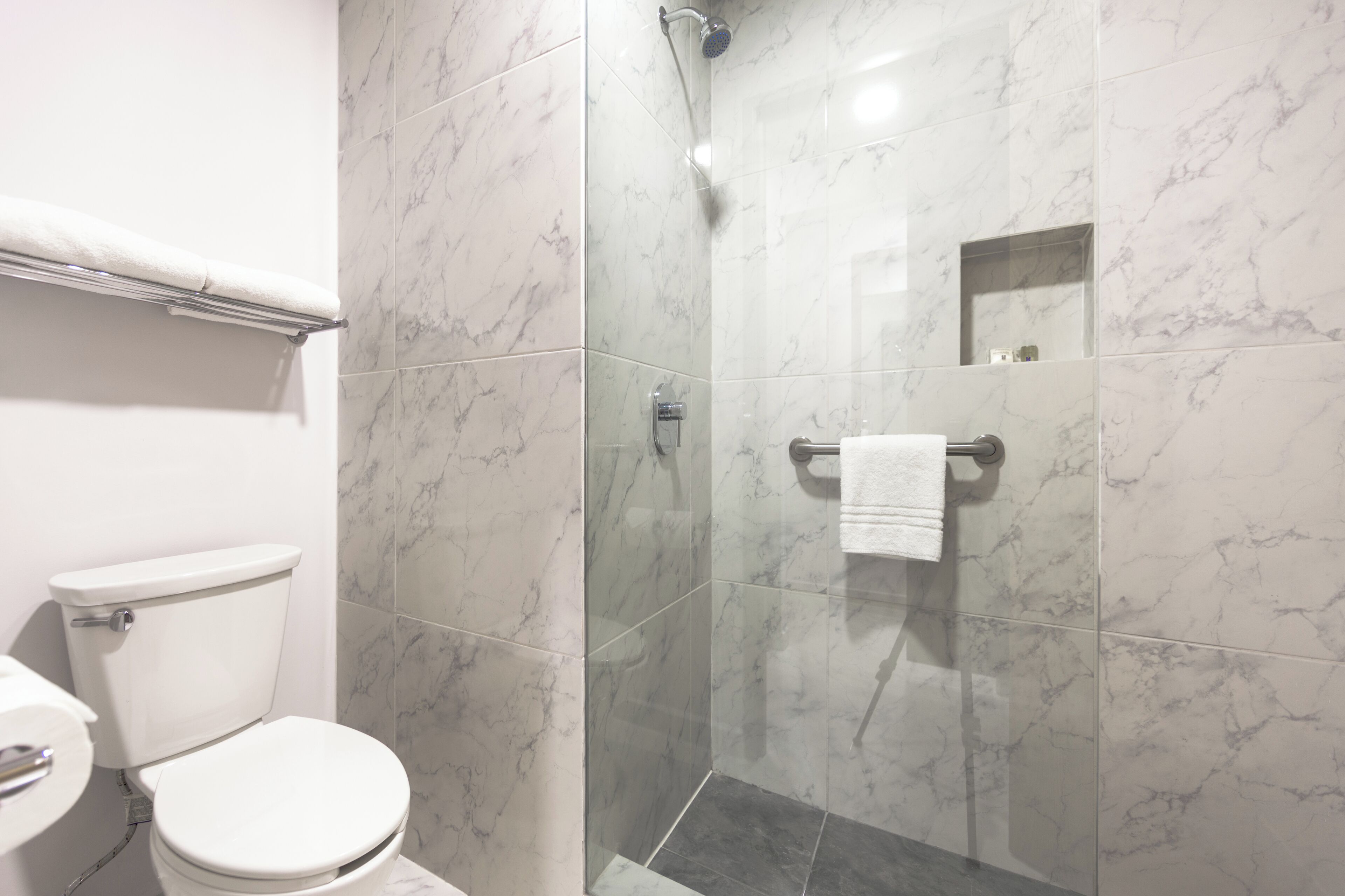 standard room, 1 king bed, non smoking | bathroom | free toiletries, hair dryer, towels, soap