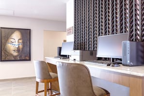 A modern office space with a desk, two computer monitors, a keyboard, a mouse, and two chairs. - Comfort Inn Hermosillo Aeropuerto (Hermosillo)