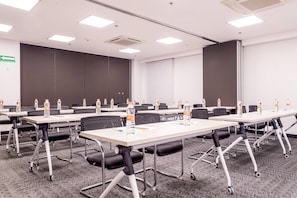 A conference room with multiple tables, chairs, and water bottles. - Comfort Inn Hermosillo Aeropuerto (Hermosillo)