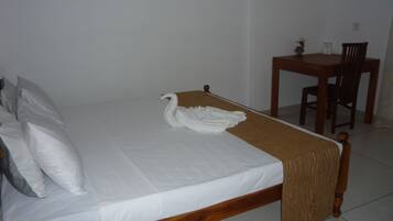 Kamar Double atau Twin Ekonomi | Dilengkapi dengan perabotan berbeda-beda dan meja kerja