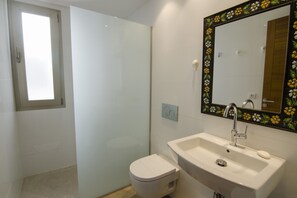 Een douche, milieuvriendelijk toiletgerief, een haardroger, handdoeken