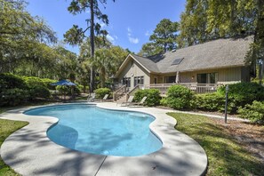 Outdoor pool - Jessamine Place 2 (Hilton Head Island)
