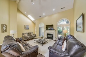 Flat-screen TV, DVD player - Jessamine Place 2 (Hilton Head Island)