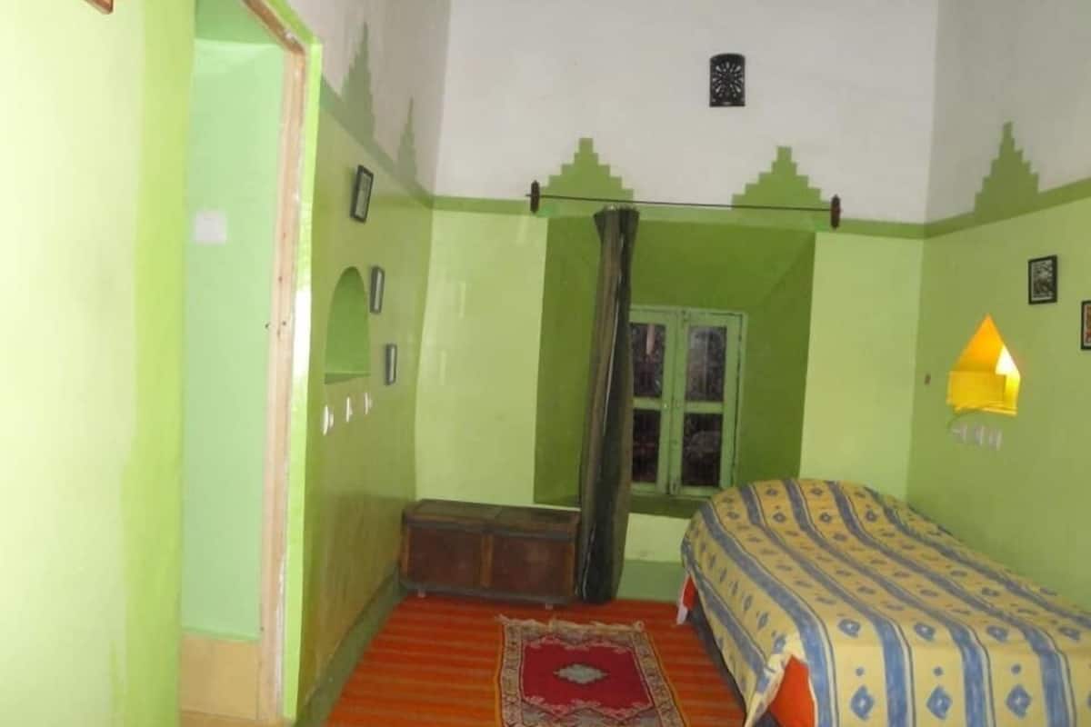 Quarto casal | Escrivaninha, cortinas blackout, berços grátis