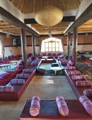 2 restaurants, breakfast, lunch served; local and international cuisine - Kasbah Ben Ali (Ait Ouassif)