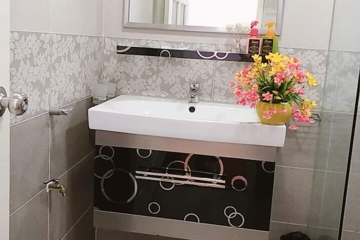 Standard Room | Bathroom | Free toiletries, hair dryer, slippers, towels