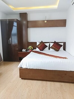 Habitación doble, vistas a la ciudad | Minibar, caja fuerte, escritorio y cortinas opacas