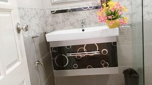 Bathroom - Rococo Hotel (Hanoi)