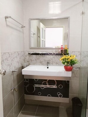 Habitación estándar | Baño | Artículos de higiene personal gratuitos, secador de pelo y zapatillas