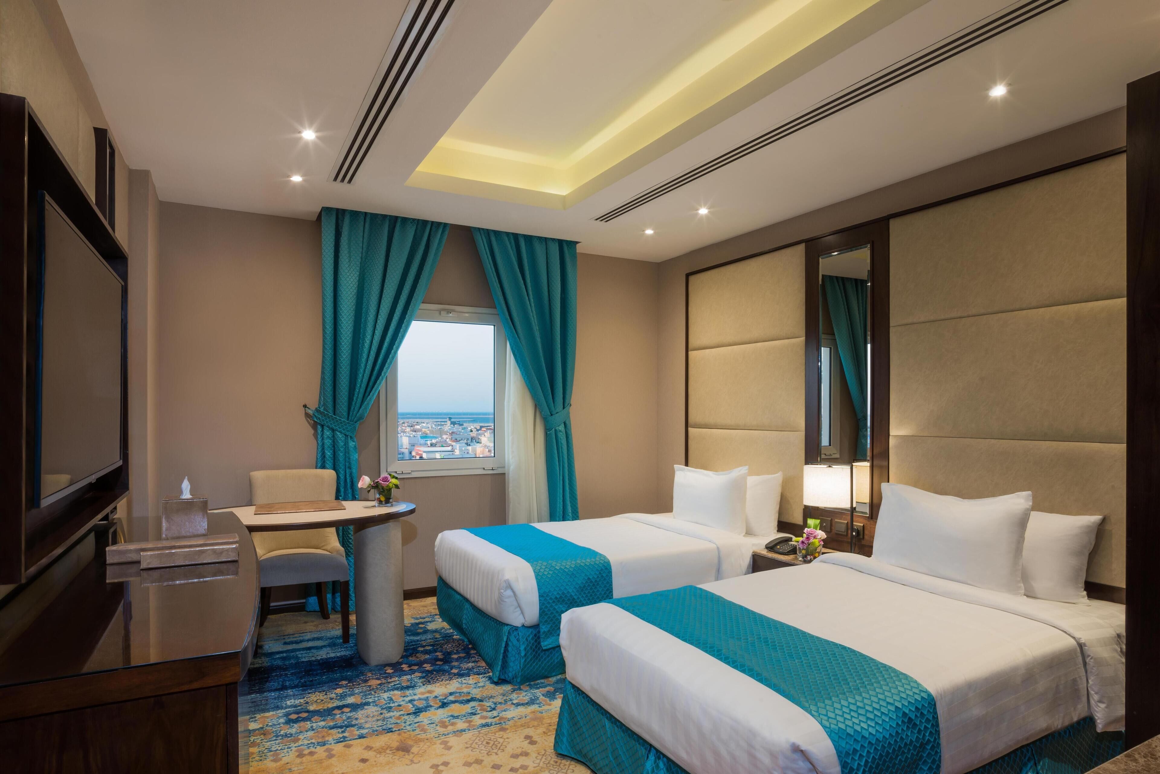 Minibar, caixa forta a l'habitació, escriptori i cortines opaques 