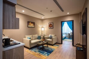 Minibar, caja de seguridad en la habitación y escritorio 