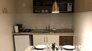 Dụng cụ pha cà phê/trà, tủ lạnh, lò vi sóng, bếp nấu