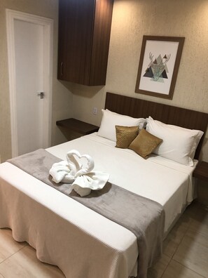 Loft Comfort, 1 letto queen | Biancheria da letto ipoallergenica, materassi a doppio strato, minibar