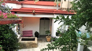 Exterior detail - La Frontera Hostel (Barrio del Peñasco)