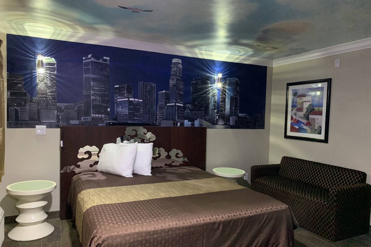 Iron/ironing board, WiFi (free), bed sheets