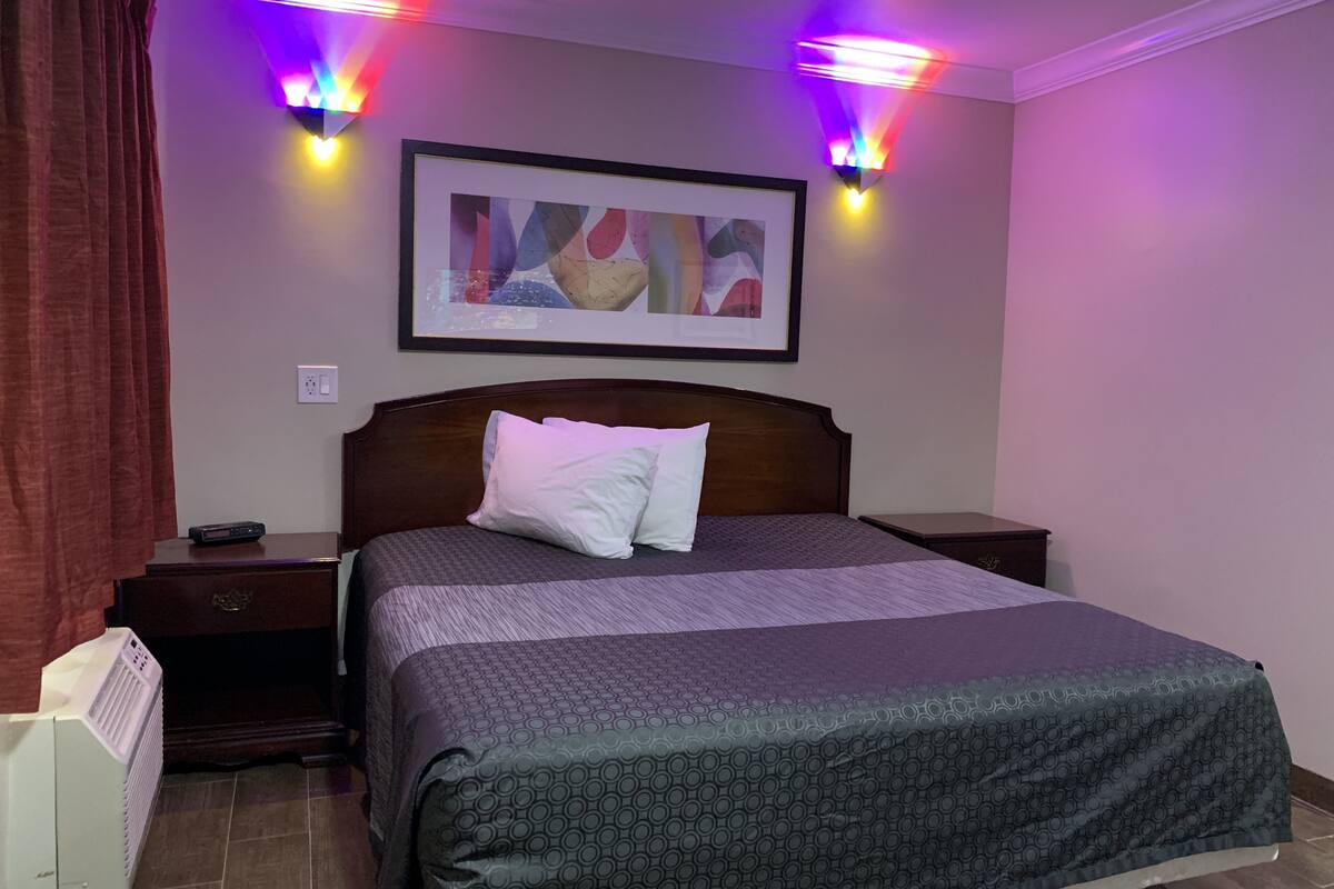 Iron/ironing board, WiFi (free), bed sheets