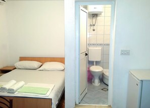 1 bedroom, WiFi - Economy double room - close to the Velika Plaza for cheap price (UL)