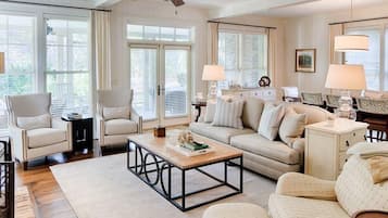 Älytelevisio, takka, kirjoja, tulostin