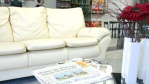 A white leather sofa in a lobby area with a glass coffee table in front. - Xikus Palace Hotel (Guanhaes)