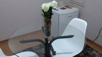 Minibar, escritorio, wifi gratis y ropa de cama