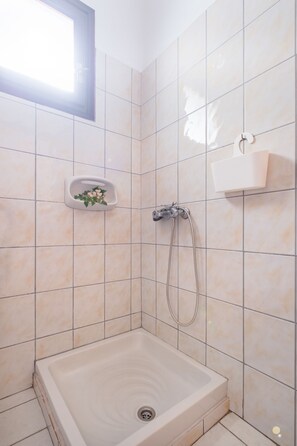 Regadera, amenidades de baño gratuitas, toallas