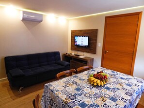 Apartamento, 2 quartos | Cozinha privada | Micro-ondas, talheres/pratos/utensílios de cozinha