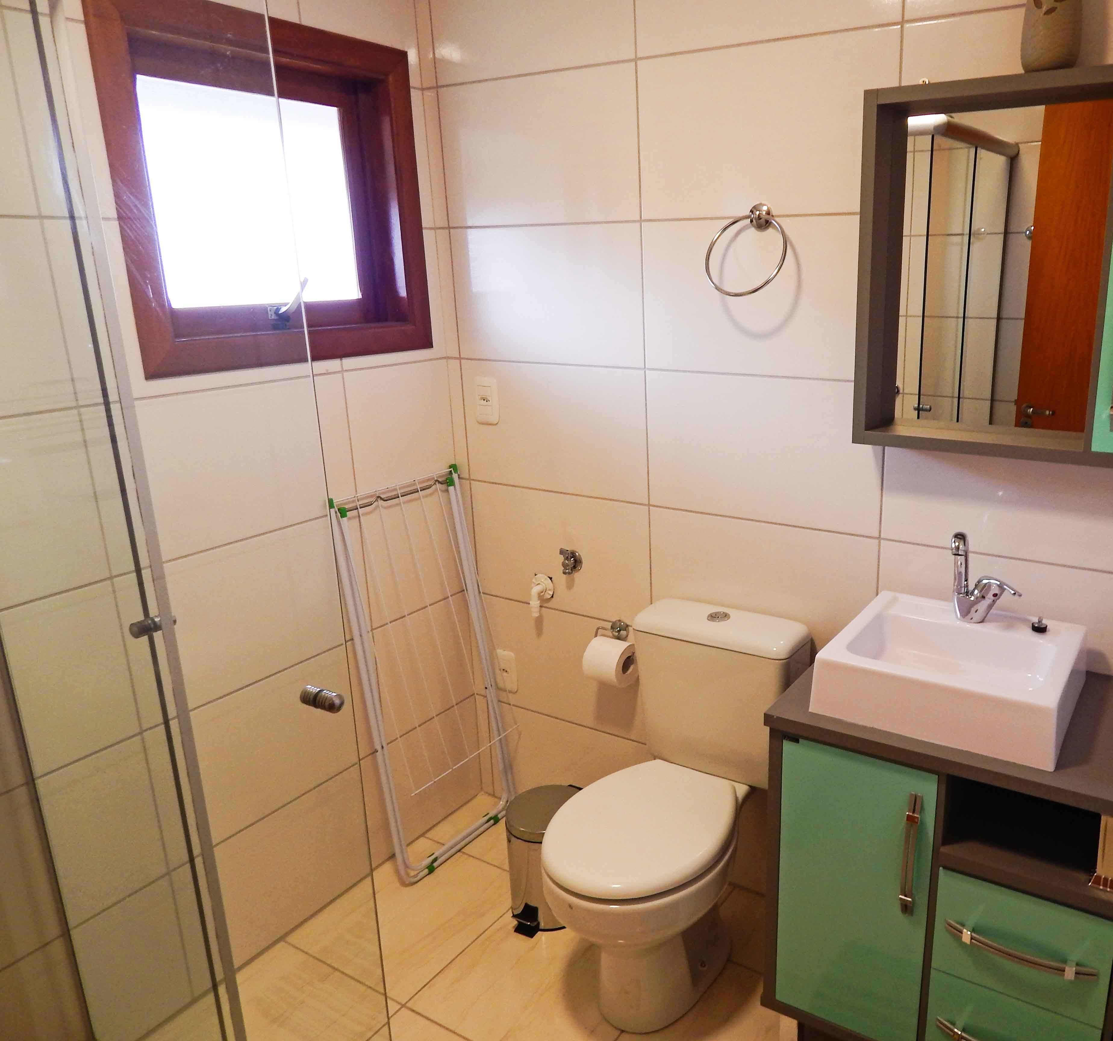 Een badkamer met toilet, wastafel en douche.