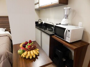 Apartamento, 1 cama de casal | Cozinha privada | Micro-ondas, talheres/pratos/utensílios de cozinha