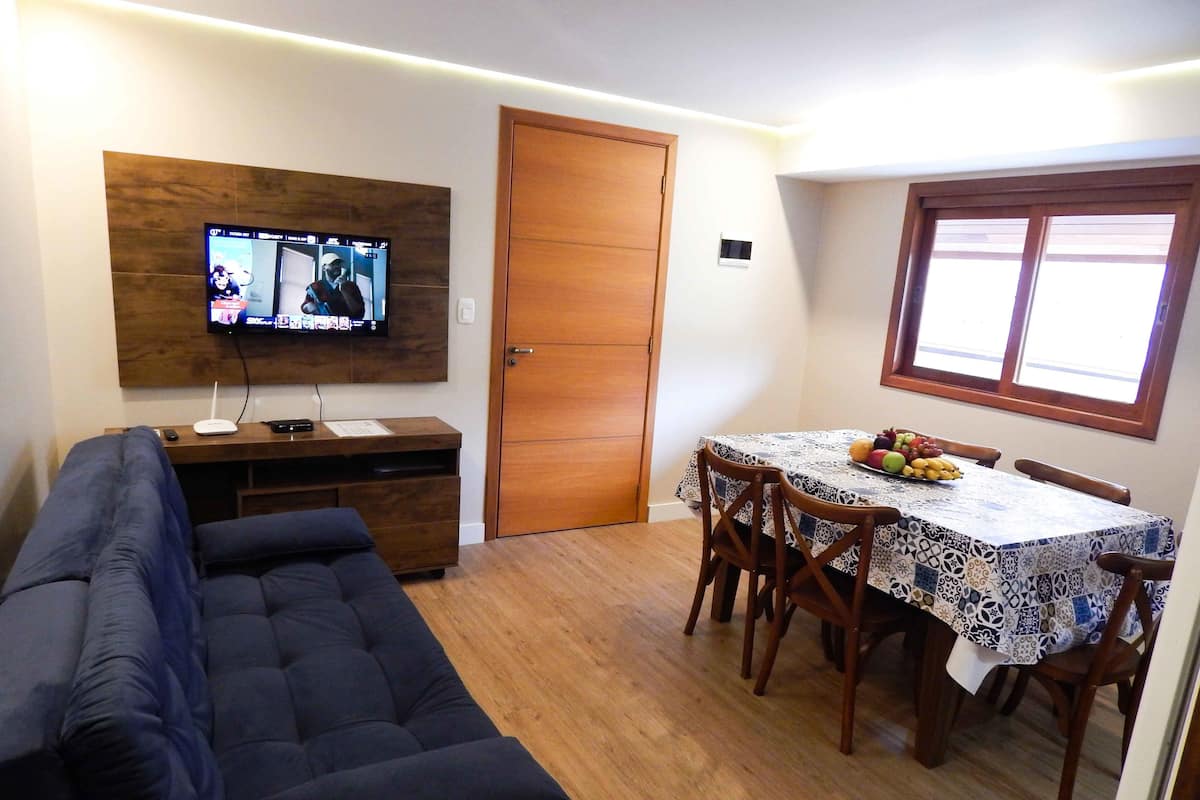 Apartamento, 2 quartos | Cozinha privada | Micro-ondas, talheres/pratos/utensílios de cozinha