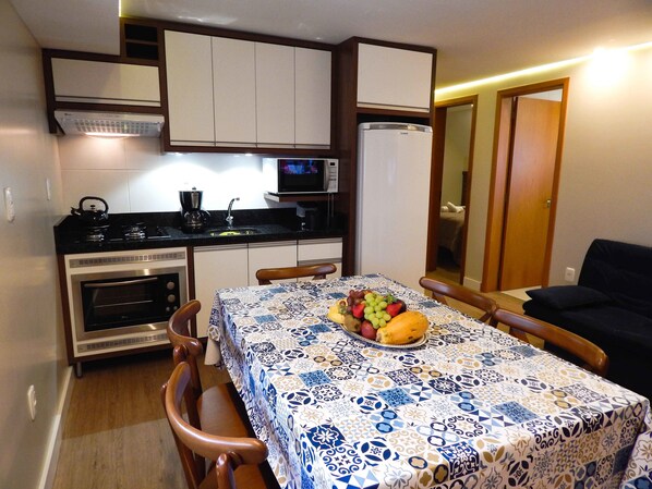Apartamento, 2 quartos | Cozinha privada | Micro-ondas, talheres/pratos/utensílios de cozinha
