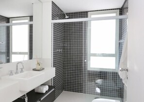 Dusche, Haartrockner, Handtücher, Toilettenpapier