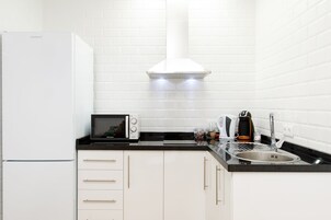 Kühlschrank, Mikrowelle, Herdplatte, Toaster