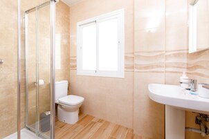 Habitación superior | Baño | Ducha y cabezal de ducha tipo lluvia
