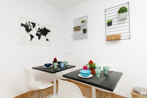 Geladeira, micro-ondas, cooktop, chaleira elétrica