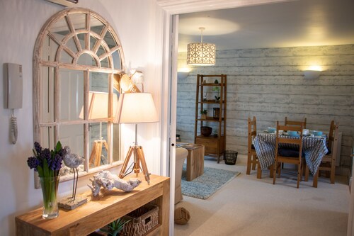 The Beach House, Driftwood, bespoke apartment with private parking