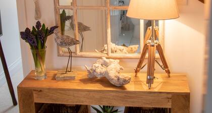 The Beach House, Driftwood, bespoke apartment with private parking