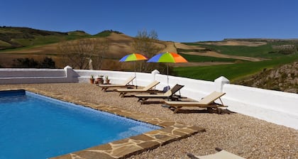 Tradicional casa de campo con piscina cerca Ronda la Vieja