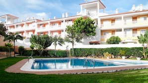 A residential building with a swimming pool surrounded by well-maintained lawns and trees. - Casa "MANUELA" Feel at home in La Paz - Vivienda Vacacional (Puerto de la Cruz)
