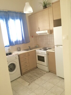 Jääkaappi, uuni, keittoastiat/astiat/ruokailuvälineet, jääpalakone