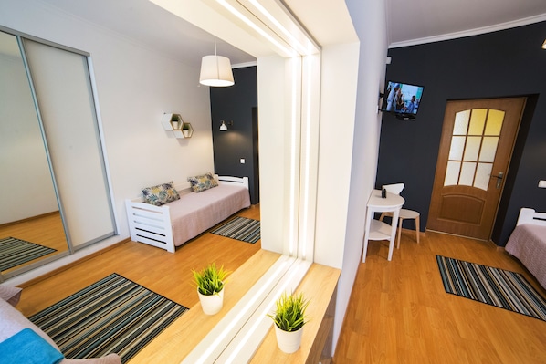 Comfort Apartment, City View (5) | Iron/ironing board, travel cot, free WiFi, bed sheets