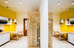 Appartement Confort, vue ville (5) | Cuisine privée | Grand réfrigérateur, micro-ondes, cafetière/bouilloire